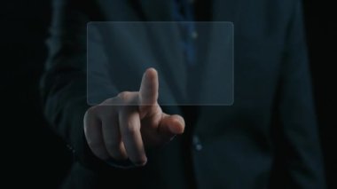 İş adamı, tahminsel büyük veri modellerinden gerçek zamanlı analizlere uzanan eğilimleri ve görüşleri ortaya çıkarmak için veri analizlerini derinlemesine inceleyerek, veri güdümlü kararların analitik endüstrileri UUID 'ye nasıl yönlendireceğini öğrenir