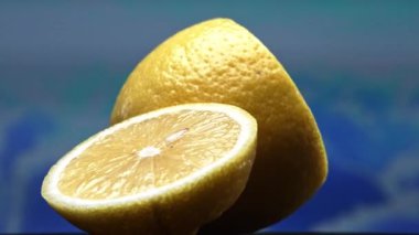 Bir dilim taze limon, parlak sarı ve canlı bir kalite, açıkta duruyor. Serinletici bir sıvıyla parlayan et, parçalanmış iç organlarını ortaya çıkarır. Turunçgillerin canlılığının özü. Geliştirilebilir.