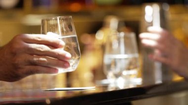 Yakın mesafedeki barmen müşteriye taze soda ya da tonik servisi yaparken bir sonraki konuğumuz da içki tezgahında içeceği yudumlarken sanırım hoş geldin içeceği reklamı veriyor. Vinosity.