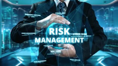 Yapay zeka araçları konseptiyle iş teknolojisi için risk yönetimi. Sanal yazılım kullanan bir işadamı risk yönetimi planlarını analiz eder. Kullanıcı Kimliği