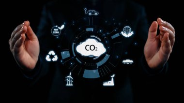 İş adamı CO2 emisyonlarını azaltmak için girişimlerde bulunuyor ve net sıfır hedefliyor. Daha yeşil bir gezegenin karbondioksitini azaltarak sürdürülebilirliğe olan bağlılığını gösteriyor. Kullanıcı Kimliği