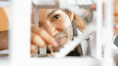 İnşaat çalışmalarını incelerken mimar mühendisin portresi ev modelini inceliyor. Proje yöneticisi ev modelini kontrol ediyor. İş tasarımı konsepti. Yüzüne odaklan. Yönlendirici.