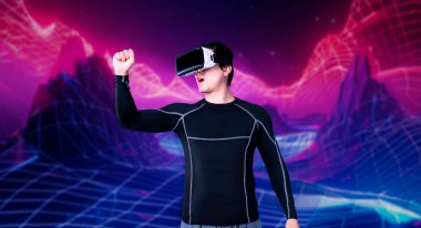 Yetenekli oyuncular video oyununda zaferi kutlarken mavi ve pembe soyut arka planda VR kulaklık takıyorlar. Siyahi vücutlu profesyonel bir adam ayakta durup kazanmayı kutluyor. Yaratıcılık.