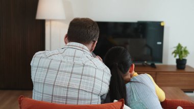 Büyükbaba ve torun birlikte TV 'de ilginç bir eğlence medyası izliyorlar. Eski üst düzey kullanım teknolojisi, genç nesil çapraz nesil ile iletişim kurarak aile bağlarını güçlendiriyor. Uyumsuzluk.