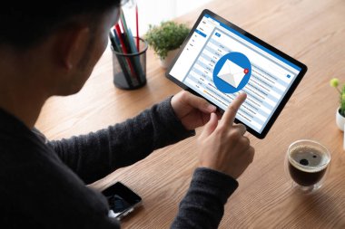 Bilgisayar ekranında rahatça görünen e-posta bildirim iletisi. Dijital pazarlama iletisi bilgi metni iş dünyasından müşteriye