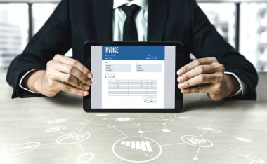 Muhasebe uygulamasından gelen fatura bilgisayar ekranında. Şirket işlerinin finans ve bütçesi için bilgisayar programı. Rahatça..