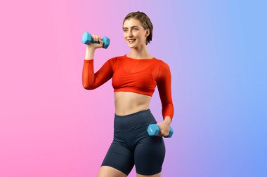 Vücut geliştirme egzersizi olarak izole edilmiş arka planda duran vücut geliştirme egzersizi olarak ağırlık kaldırmak için halterli atletik ve sportif bir kadın. Sağlıklı aktif ve vücut bakımı yaşam tarzı