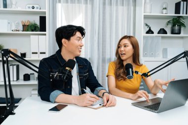 Gülücük saçan radyo etkili sunucuları, canlı yayında canlı yayında, sabah saatlerinde stüdyo kaydında dinleyicilere senaryo ve dizüstü bilgisayardan konuşan konu ortaklaşa soruyla birlikte. İnfobahn.