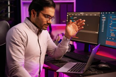 Neon Light Office 'teki hata kodlama sistemindeki sorunu çözmek için uygulama ekibi kaydı üzerinden bilgisayar üzerinden bilgisayar geliştirme toplantısı, internet sitesi veritabanı sunumu kavramı. Tahmin et..