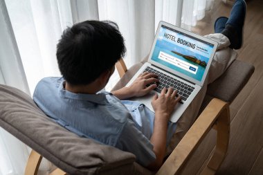 Çevrimiçi otel konaklama rezervasyon sitesi mod rezervasyon sistemi sağlar. Seyahat teknolojisi kavramı .