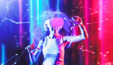 Siberpunk neon ışıklı kadın, beyaz VR kulaklık takıyor ve metaevreleri birbirine bağlayan kolsuz tişört, gelecekteki siber uzay topluluğu teknolojisi, parmaklarını 3D küresel resim hologramına odaklıyor. Halüsinasyon.