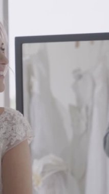 Gelinlik giymiş mutlu gelin ve damat düğün törenine hazırlanıyor. Kadın ve erkeğin romantik aşkı..