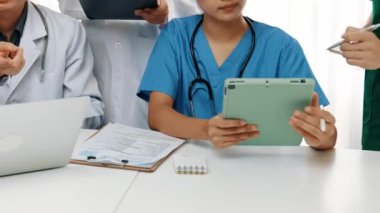 Hastane masasında birlikte çalışan ve tıbbi tedavi ya da sağlık hizmeti planlayan profesyonel bir grup. Takım çalışması başarılı hastalıklara ve hastalıklara yol açar. Ağır çekim. Katı.