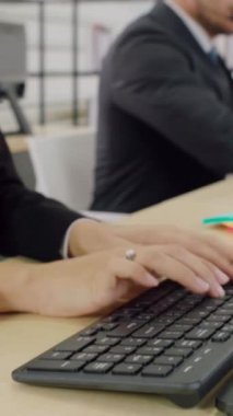 Ofiste çalışan kulaklık takan işadamları uzak müşteri ya da meslektaşlarını desteklemek için çalışıyorlar. Arama merkezi, tele pazarlama, müşteri destek acentesi telefon görüşmesinde hizmet sunar.