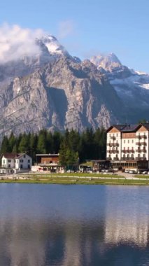 İtalya 'nın arka planında Dolomites Dağı ile Misurina Gölü' nün nefes kesici manzarası. İtalya 'daki Doğu Dolomitleri' nde seyahat yerlerinin panoramik manzarası.