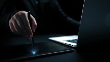 Yapay zeka mühendisliği, büyük veri ve yapay zeka makinesi kavramında yapay zeka beyin işlemcisiyle iş desteği için üretken yapay zeka kullanmayı öğrenen insan etkileşimi. Kullanıcı Kimliği