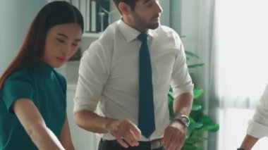 Yetenekli iş adamı ve akıllı iş arkadaşının tasarım evini birlikte kapatın. Mimar mühendisinin mimari teçhizat kullanarak bina yapısını ölçtüğü hava görüntüsü. Hizalama.