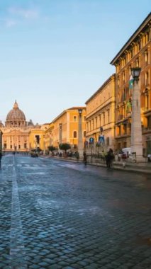 Vatikan, Roma ve İtalya 'daki Aziz Peter Bazilikası' nın zaman aşımı. St. Peters, Vatikan 'da Rönesans tarzında inşa edilmiş bir kilise. İtalya 'nın ünlü Vatikan ve Roma simgesi .