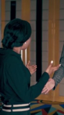 Takım elbiseli bir adam robot gibi dans ediyor ve gece kulübünde kadınları sinir ediyor..