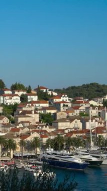 Hırvatistan 'ın Hvar kentinde yaz mevsimi - Hvar, Hırvatistan' ın Split-Dalmaçya iline bağlı Hvar adasında bir şehir ve liman. Hvar 'ın Hırvatistan' ın ticaret, kültür ve seyahat merkezi olarak uzun bir geçmişi var.