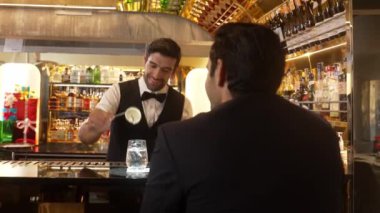 Akıllı barmen, lüks bir tezgahta arkadaşını beklerken limonlu cin kokteyli ikram ediyor. Barmen, canlı gece hayatı parti atmosferinde mükemmel hizmet veriyor. Vinosity.