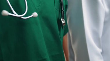 Kendine güvenen ve profesyonel tıbbi personel ekibi, sağlık hizmetleri ve hastanenin doktor yönetimi olarak birlikte sırada bekliyor. Takım çalışması başarılı bir tıbbi tedaviye yol açar. Düşük hareket. Katı.