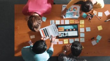 Web tasarımı için birlikte çalışan iş adamlarının zaman aşımı. Tasarımcı beyin fırtınası yapan ve web sitesi arayüzü hakkında tartışan ve dijital tasarım ile tablete bakan hava görüşü. Sempozyum.