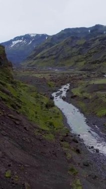 İzlanda 'nın dağlık kesimindeki Thorsmork' un eşsiz manzarasının insansız hava görüntüsü. Doğal arazi doğa yürüyüşü ve yürüyüş ile ünlüdür..