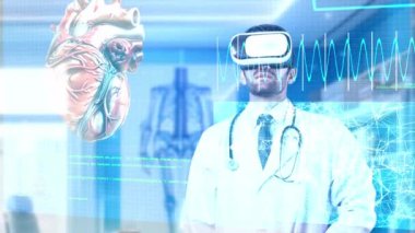 Profesyonel doktor kalp hologramının başında duruyor ve sanal gerçeklik gözlüğü kullanarak insanlarla iletişim kurarken kalp teşhisi hakkında konuşuyor. Tıbbi veriler hakkında bilgi paylaşan yetenekli bir tıp çalışanı. Aygıt.