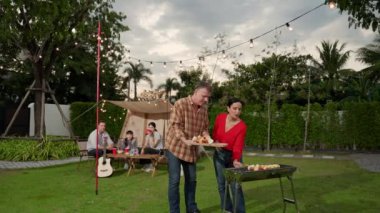 Aile hep birlikte bahçede kamp kurar, yaşlı bir çift barbekü yapar, yemek yer. Son sınıflar kamp faaliyetlerini kullanırlar, doğayla iç içe olurlar ve genç nesil çapraz kuşaklarla zaman geçirirler. Uyumsuzluk.