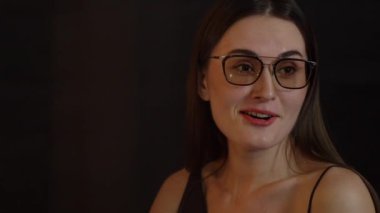 Kokteyl içen güzel bir kadının portresi lüks tezgahın arkasında arkadaşlarıyla ya da çiftlerle sohbet ediyor. Gece hayatındaki sosyetik etkileşim sahnelerini yakalıyorum. Vinosity.