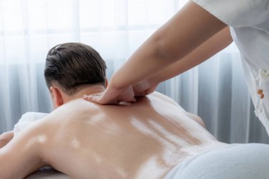 Kafkas erkek müşteri stres önleyici spa masajının keyfini çıkarıyor ve lüks otel veya oteldeki gündüz açık hava ortamında güzellik derisi eğlencesi ile şımartıyor. Sessiz.