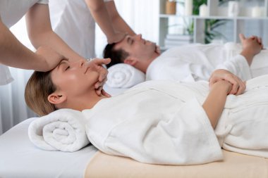 Kafkasyalı çift stres önleyici kafa masajının keyfini çıkarıyor ve lüks otellerde ya da otel spa salonlarında gündüz kaplıcalarında yüz güzelliği eğlencelerini şımartıyor. Sessiz.