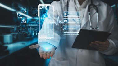 Tablet tutan ve insan anatomisi hologramı tutan yetenekli doktorlara yakın çekim yapın. Teknoloji yeniliklerini kullanarak tüm vücut röntgeni hologramını inceleyen ve kontrol eden bir tıp çalışanı. İyileştirici.