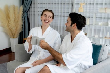 Güzellik ya da vücut bakımı güzellik salonu yaşam tarzı konsepti. Lüks otel kaplıcalarında ya da otel odasında, bornoz giyip rahatlayan bir çift. Tatil ve boş zaman rahatlığı. Sessiz.