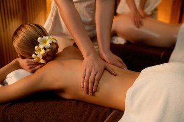 Yakındaki çift stres önleyici spa masajının keyfini çıkarıyor ve lüks otel ya da otelde sıcak mum ışığında güzellik teniyle eğleniyor. Sessiz.