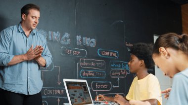 Afrikalı akademik öğrenci robot tamir ederken ya da araba modeli yapısını öğrenirken zeki beyaz kız programlama sistemi. Mühendislik eğitimi alan yetenekli, mutlu bir genç. Yaratıcı eğitim. Öğretim.