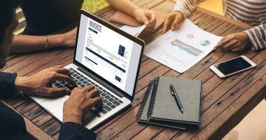 Muhasebe uygulamasından gelen fatura bilgisayar ekranında. Şirket işlerinin finans ve bütçesi için bilgisayar programı. Rahatça..