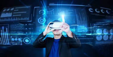 Gözlüklü akıllı iş adamı yapay zeka teknolojisini kullanarak çalışıyor. Küresel ağa erişen ve veri analizi ve istatistik tablosuna bakarken yapay zeka kullanan bir yönetici. Yaratıcılık.