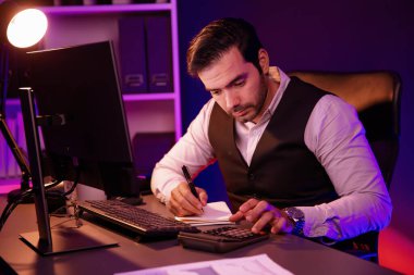 Akıllı iş adamı evrak raporlarını analiz eder, satış çeyreği online kanalı için kar ya da zarar hesaplar ürün servisinde hedef kitle pazar müşterisini neon karanlık ışık odasında karşılaştırır. Tahmin et..