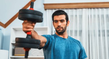 Atletik vücut ve aktif sporcu, sağlıklı vücut egzersizi yaşam tarzı konsepti olarak Gaiety Home 'da kas kazancını etkin bir şekilde hedeflemek için halter ağırlığını kaldırıyor..