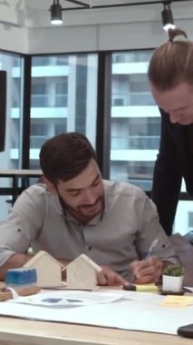 Yaratıcı iş adamları modern işyerindeki ofis masasında sohbet ediyorlar. Şirket uluslararası iş kavramı.