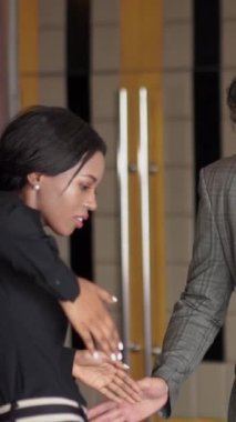 Erkekler ve kadınlar robot gibi dans ediyorlar. Disko gece kulübünde mutlu müzik festivalleri..