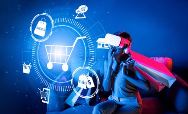 Akıllı kadın kanepeye oturmuş, VR kulaklık takıyor. Meta-evreni, gelecekteki siber uzay topluluk teknolojisini bağlıyor. Zarif kadınlar açık arayüzlü online mağaza ürünlerinden hoşlanırlar. Halüsinasyon.