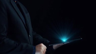 İş adamı siber güvenliğin özünü keşfeder. Siber koruma yöntemlerini, tehditleri derinlemesine araştır ve siber güvenlik duruşunu güçlendir. Siber güvenlik çağında UUID 'de gezinmek için gerekli