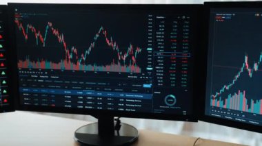 Hisse senedi borsası pazarlamasını analiz eden yavaş çekim şirketindeki yatırımcılar, kayıp için mum bar fiyatını analiz eden monitörlere bakıyor ve kazanç ve kâr elde ediyor. Filizlenen