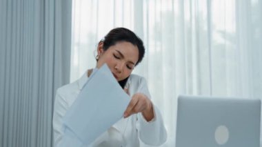 Borç ve ekonomik zorluklardan bunalmış, stresli bir iş kadını telefona sarılıp banka ya da üniversitelerle sözleşme imzaladı. İflas riskiyle birlikte gecikmiş fatura bildirimi. Canlılık