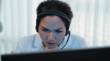İş kadını kulaklık takıyor ve uzaktan müşteri ya da iş arkadaşını desteklemek için ofiste çalışıyor. Hüsrana uğramış ve yorgun çağrı merkezi müşteri destek aracısı Vivancy hizmeti sağlamada sorunla karşı karşıya