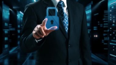 İş adamı siber güvenliğin özünü keşfeder. Siber koruma yöntemlerini, tehditleri derinlemesine araştır ve siber güvenlik duruşunu güçlendir. Siber güvenlik çağında UUID 'de gezinmek için gerekli