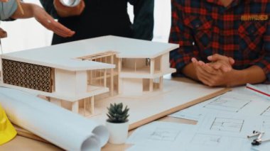 Mimari ekipman incelemesi kullanarak yavaş çekim ev tasarımcısı ve müşteri veya müşteriyle birlikte mimari ev modeli tasarım örneklerini ölçer. Filizlenen